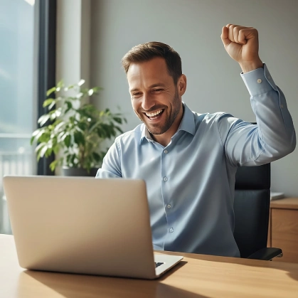 Unternehmer freut sich über seine neue professionelle Website